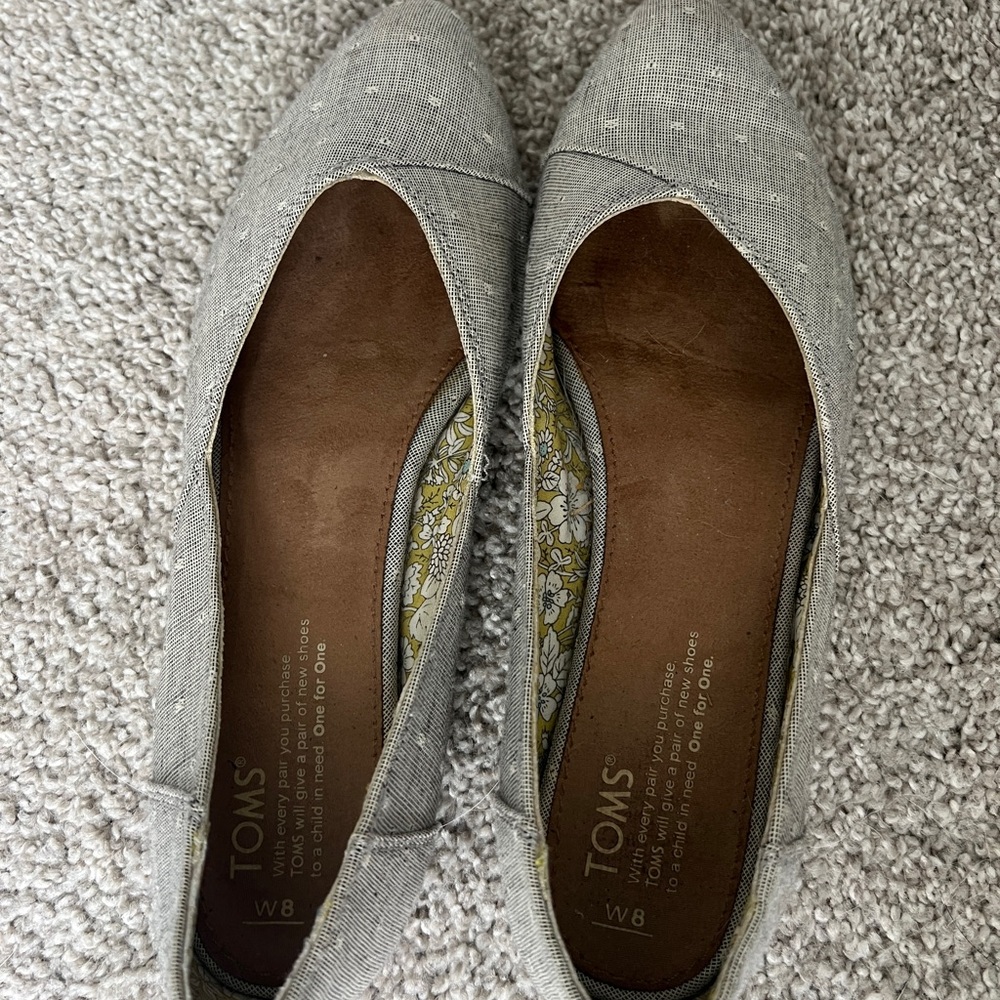 EUC Toms Gray Flats with White Pin Dot Comfortable Loafers, Almond Toe size 8